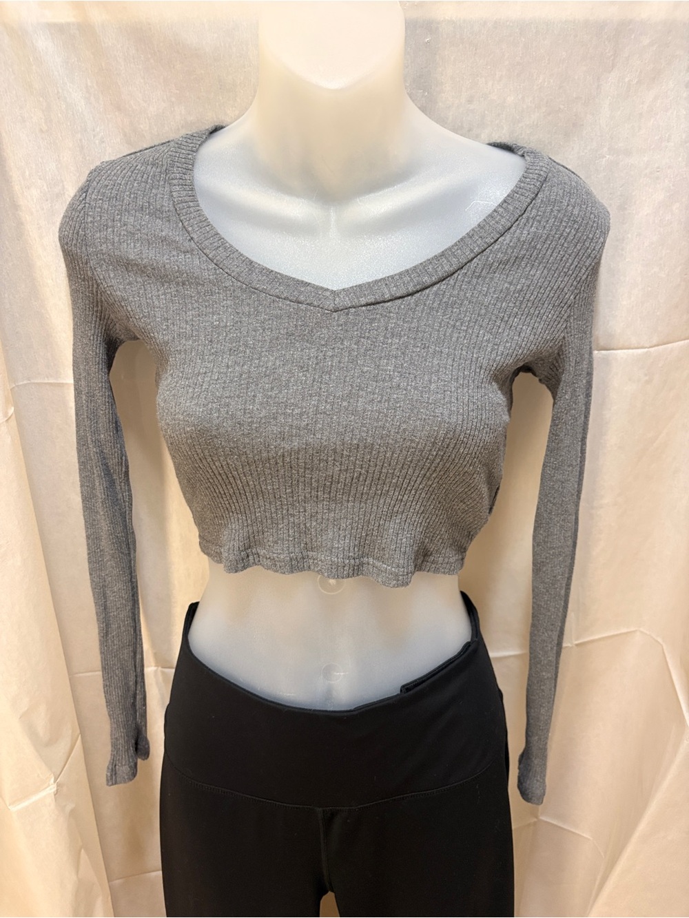 SHEIN Gray Ribbed V-Neck Long-Sleeve Cropped Top